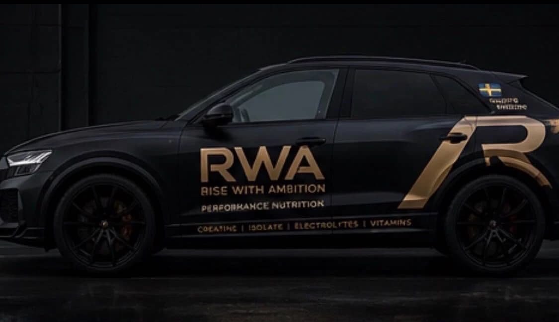 Svart RWA-bil med guldfärgad dekor