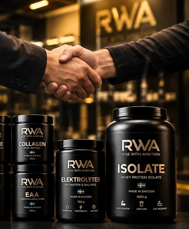 Ett handslag ovanför RWA-produkter i svarta och guldfärgade förpackningar